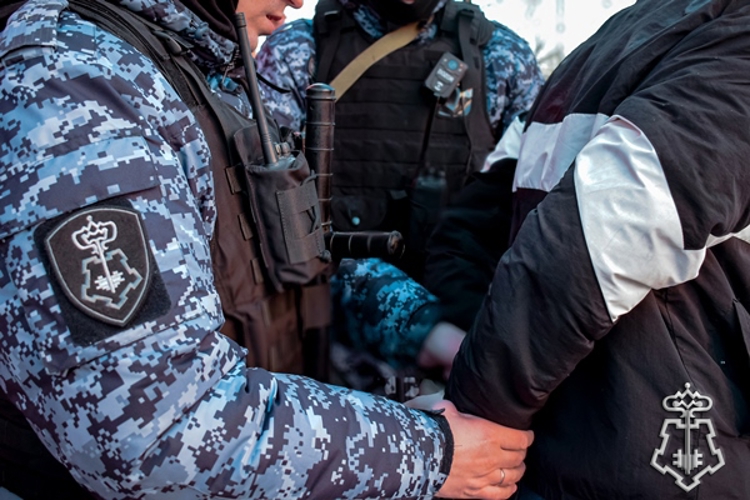 В Приволжской столице сотрудники Росгвардии задержали находящегося в федеральном розыске мужчину 
