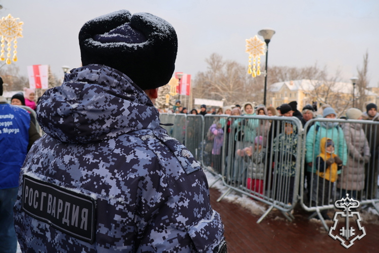 В НИЖЕГОРОДСКОЙ ОБЛАСТИ РОСГВАРДИЯ ОБЕСПЕЧИЛА БЕЗОПАСНОСТЬ ВСТРЕЧИ «ПОЕЗДА ДЕДА МОРОЗА» (ВИДЕО)