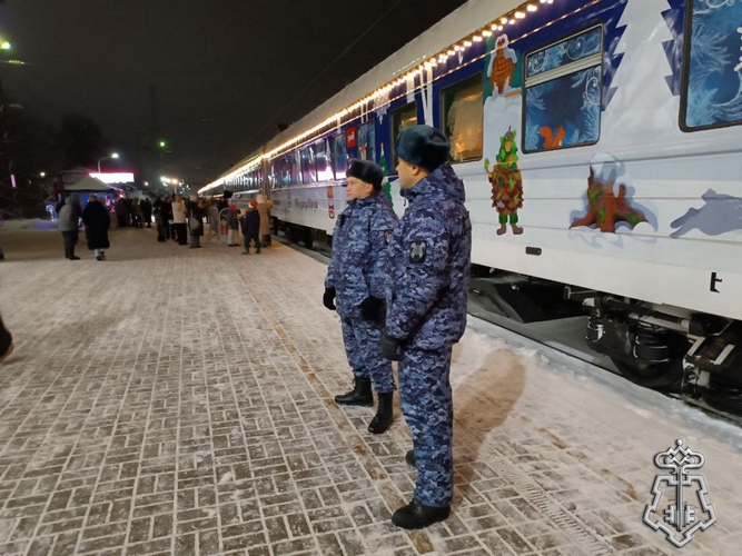 В НИЖЕГОРОДСКОЙ ОБЛАСТИ РОСГВАРДИЯ ОБЕСПЕЧИЛА БЕЗОПАСНОСТЬ ВСТРЕЧИ «ПОЕЗДА ДЕДА МОРОЗА» (ВИДЕО)