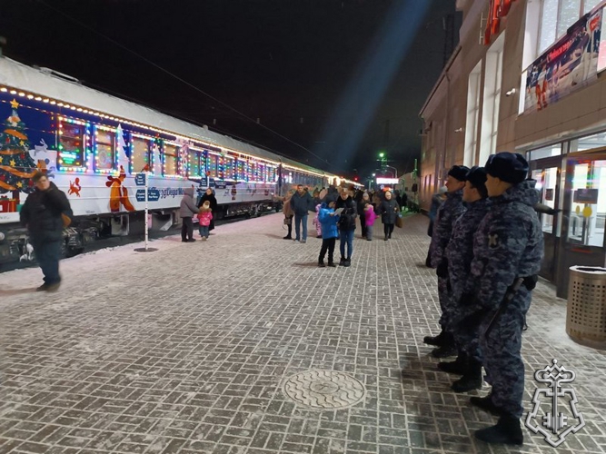 В НИЖЕГОРОДСКОЙ ОБЛАСТИ РОСГВАРДИЯ ОБЕСПЕЧИЛА БЕЗОПАСНОСТЬ ВСТРЕЧИ «ПОЕЗДА ДЕДА МОРОЗА» (ВИДЕО)