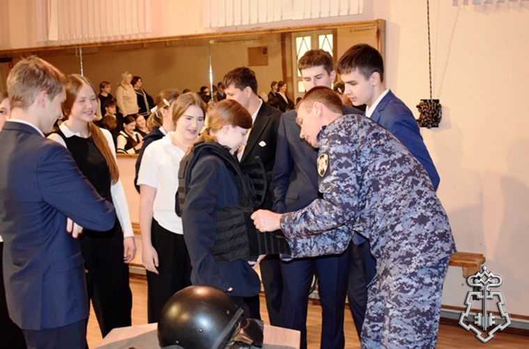 В НИЖНЕМ НОВГОРОДЕ СОТРУДНИКИ ВНЕВЕДОМСТВЕННОЙ ОХРАНЫ ПРОВЕЛИ УРОК МУЖЕСТВА ДЛЯ ШКОЛЬНИКОВ, ПРИУРОЧЕННЫЙ К 10-ЛЕТИЮ РОСГВАРДИИ