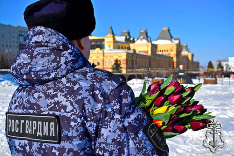 В НИЖНЕМ НОВГОРОДЕ ПРАЗДНИЧНЫЙ ФЛЕШМОБ ПОДАРИЛИ РОСГВАРДЕЙЦЫ ЖЕНЩИНАМ К 8 МАРТА
