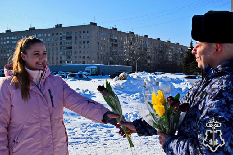 В НИЖНЕМ НОВГОРОДЕ ПРАЗДНИЧНЫЙ ФЛЕШМОБ ПОДАРИЛИ РОСГВАРДЕЙЦЫ ЖЕНЩИНАМ К 8 МАРТА