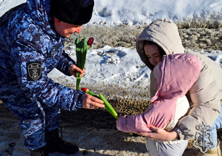 В НИЖНЕМ НОВГОРОДЕ ПРАЗДНИЧНЫЙ ФЛЕШМОБ ПОДАРИЛИ РОСГВАРДЕЙЦЫ ЖЕНЩИНАМ К 8 МАРТА