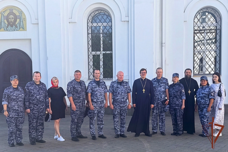 В НИЖЕГОРОДСКОЙ ОБЛАСТИ СОТРУДНИКИ РОСГВАРДИИ ПОЧТИЛИ ПАМЯТЬ СВЯТОГО РАВНОАПОСТОЛЬНОГО КНЯЗЯ ВЛАДИМИРА