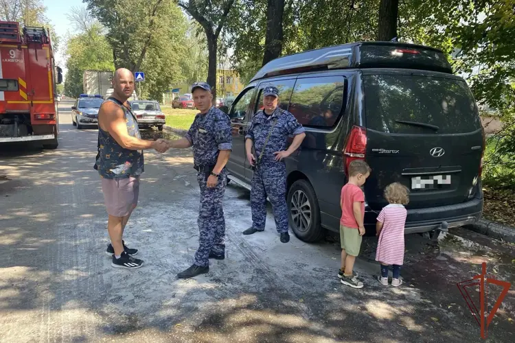 РОСГВАРДЕЙЦЫ ПОТУШИЛИ ГОРЯЩИЙ АВТОМОБИЛЬ В НИЖНЕМ НОВГОРОДЕ