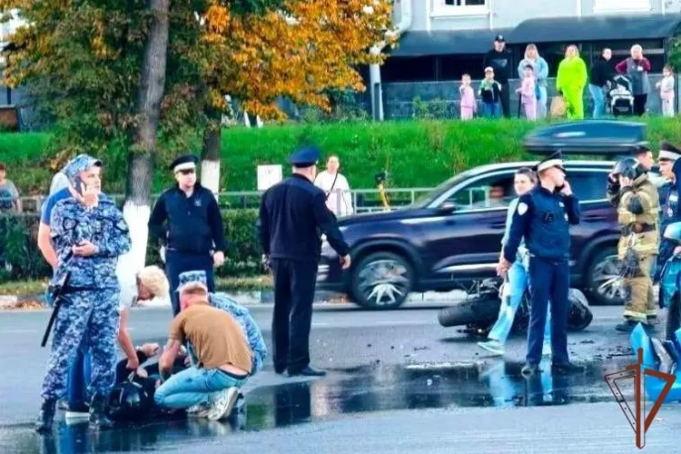 В ДЗЕРЖИНСКЕ СОТРУДНИКИ РОСГВАРДИИ ОКАЗАЛИ ПЕРВУЮ ПОМОЩЬ ПОСТРАДАВШЕМУ В ДТП (ВИДЕО)