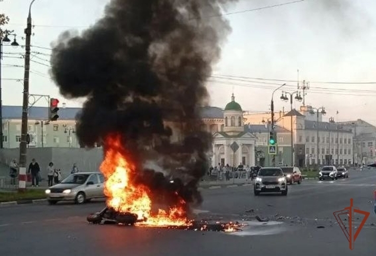 В ДЗЕРЖИНСКЕ СОТРУДНИКИ РОСГВАРДИИ ОКАЗАЛИ ПЕРВУЮ ПОМОЩЬ ПОСТРАДАВШЕМУ В ДТП (ВИДЕО)