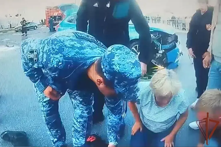 В ДЗЕРЖИНСКЕ СОТРУДНИКИ РОСГВАРДИИ ОКАЗАЛИ ПЕРВУЮ ПОМОЩЬ ПОСТРАДАВШЕМУ В ДТП (ВИДЕО)
