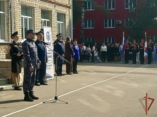 В НИЖНЕМ НОВГОРОДЕ СОТРУДНИКИ РОСГВАРДИИ ПРИНЯЛИ УЧАСТИЕ В ТОРЖЕСТВЕННЫХ МЕРОПРИЯТИЯХ ПО СЛУЧАЮ НАЧАЛА УЧЕБНОГО ГОДА И ОТКРЫТИЯ ДВУХ КАДЕТСКИХ КЛАССОВ