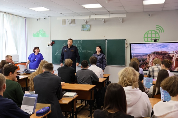 В НИЖНЕМ НОВГОРОДЕ ПРЕДСТАВИТЕЛИ РОСГВАРДИИ ПРОВЕЛИ АГИТАЦИОННУЮ РАБОТУ О ПОСТУПЛЕНИИ В ВЕДОМСТВЕННЫЕ ВУЗЫ ВОЙСК НАЦИОНАЛЬНОЙ ГВАРДИИ